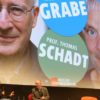 Bild zweier Männer vor einer Leinwand im Gespräch