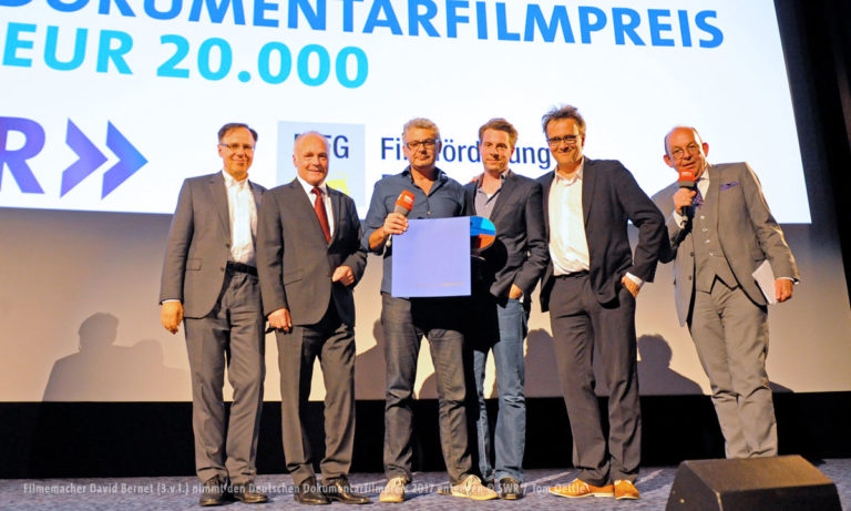 Filmemacher David Bernet (3.v.l.) nimmt den Deutschen Dokumentarfilmpreis 2017 entgegen © SWR / Tom Oettle