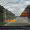 Bild mit Blick aus einem Auto heraus auf die Autobahn