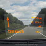 Bild mit Blick aus einem Auto heraus auf die Autobahn