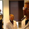 Bild zweier Personen in Laborkitteln