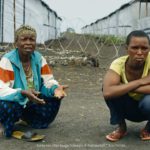Zwei Afrikanerinnen knien auf dem Boden