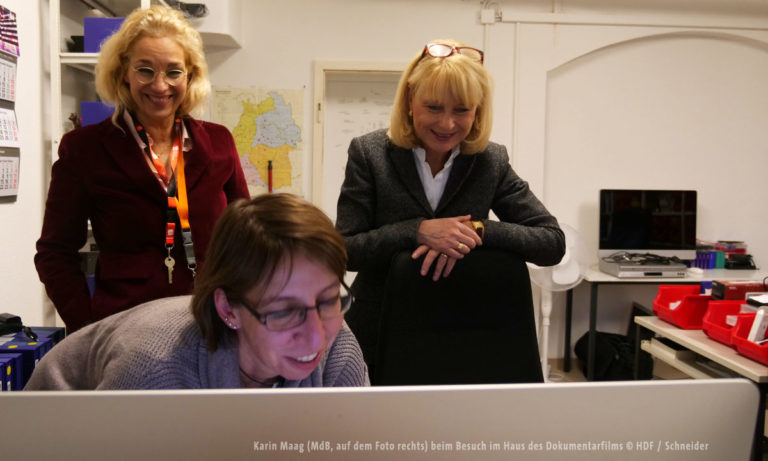 Karin Maag (MdB, auf dem Foto rechts) beim Besuch im Haus des Dokumentarfilms © HDF / Schneider