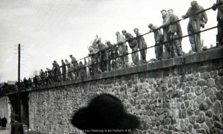 Todeszug in die Freiheit: Mehrere Gefangene stehen auf einer Mauer