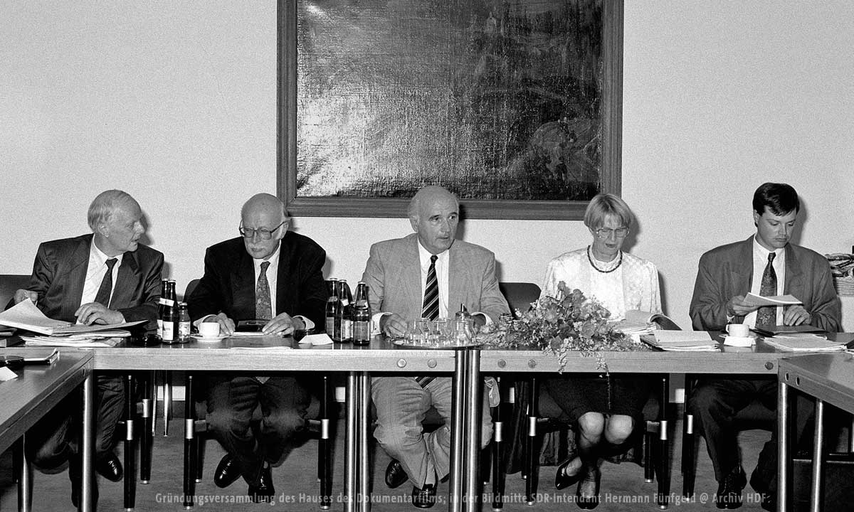 Links: Gründungsversammlung des Hauses des Dokumentarfilms; in der Bildmitte SDR-Intendant Hermann Fünfgeld @ Archiv HDF