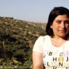 Junge Frau in Landschaft