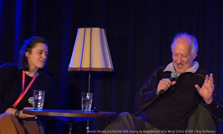 Werner Herzog (rechts) bei DOK Leipzig im Gespräch mit Julia Weigl (links) @ HDF / Kay Hoffmann