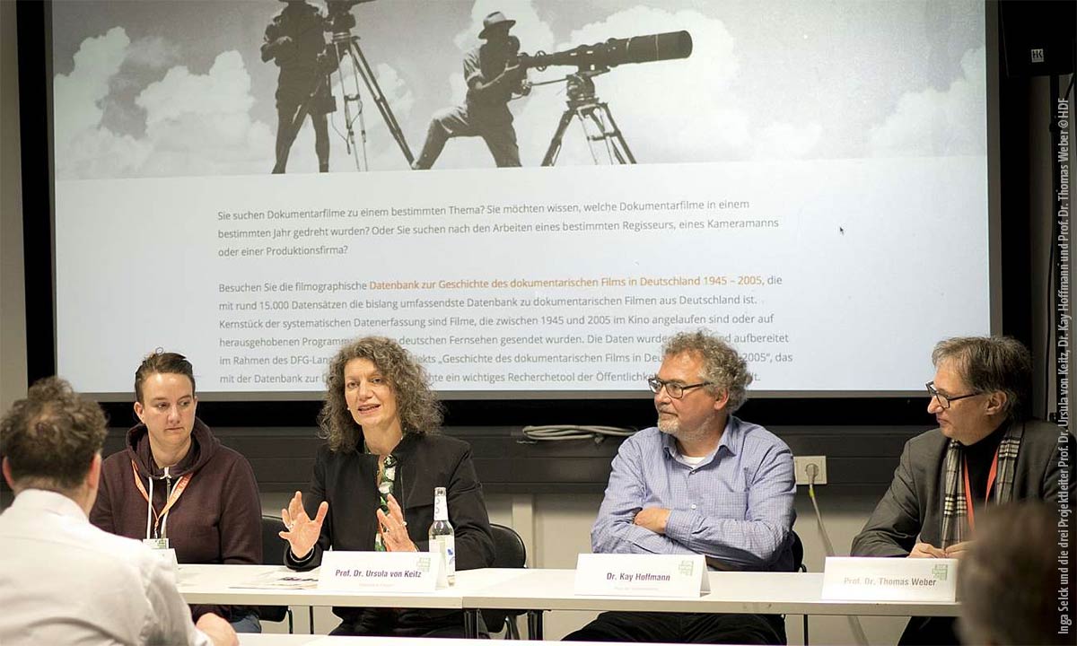 Inga Selck und die drei Projektleiter Prof. Dr. Ursula von Keitz, Dr. Kay Hoffmann und Prof. Dr. Thomas Weber bei einer Präsentation der Dokfilmgeschichte