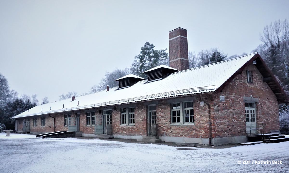 Foto eines Gebäudes des Konzentrationslagers Dachau im Winter (© ZDF / Kathrin Beck)