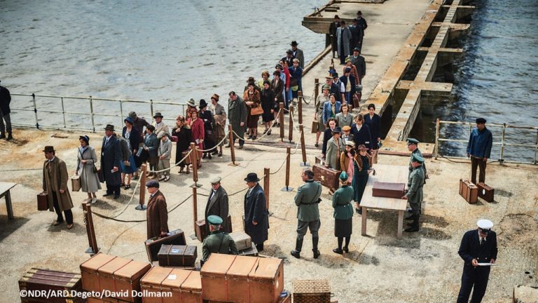 Filmstill aus Dokudrama "Die Ungewollten": Ankunft vieler Menschen an einem Hafen in den 1930er-Jahren (© NDR/ARD degeto/David Dollmann)