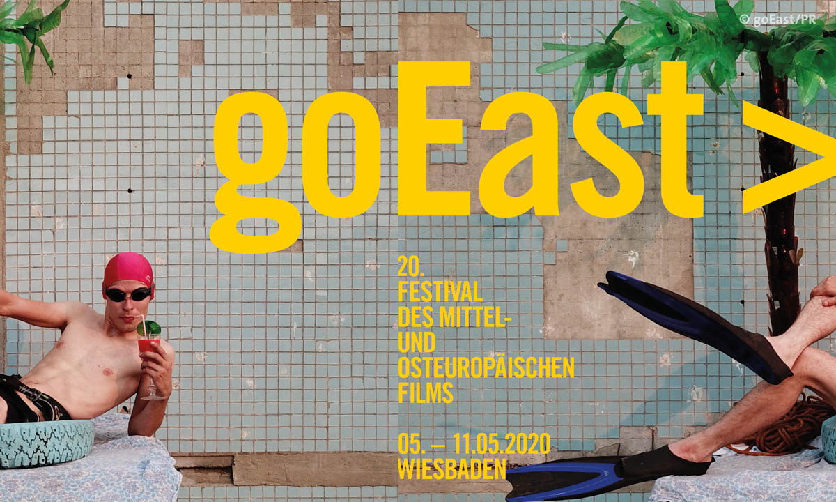 Plakat vom goEast: Foto von zwei Menschen an eine, etwas heruntergekommenen Pool (© goEast/PR)