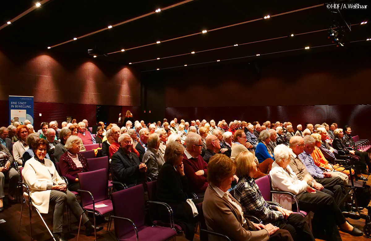 Foto eines Kinosaals mit Zuschauern bei der Premiere von "Heimatbilder Stuttgart" (© HDF / A. Weißhaar)