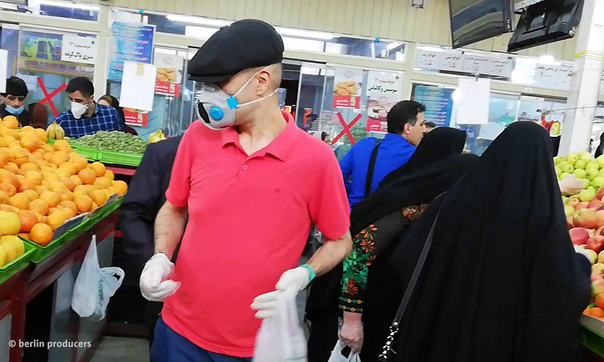 Filmstill aus den Corona-Chroniken: Junger Mann mit Maske beim Einkauf im Supermarkt (© berlin producers)