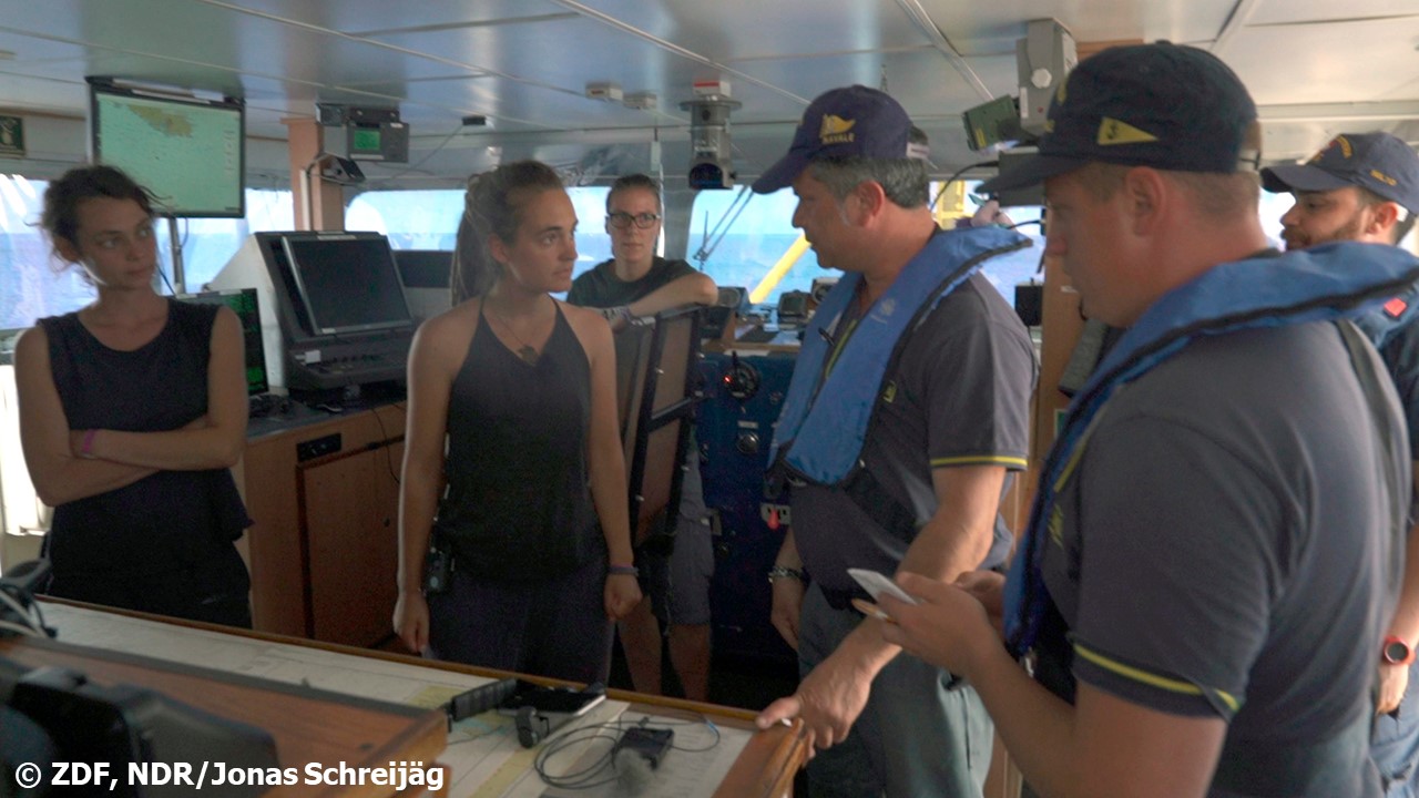 Foto von der Crew auf der Sea-Watch 3 © ZDF, NDR/Jonas Schreijäg