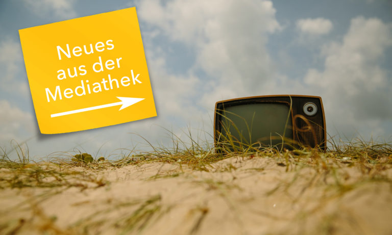 Foto eines alten Röhrenfernsehers am Strand. Links daneben steht der Name der Rubrik "Neues aus der Mediathek" in weißer Schrift auf gelbem Grund.