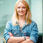 Foto einer jungen Frau im Jeanshemd