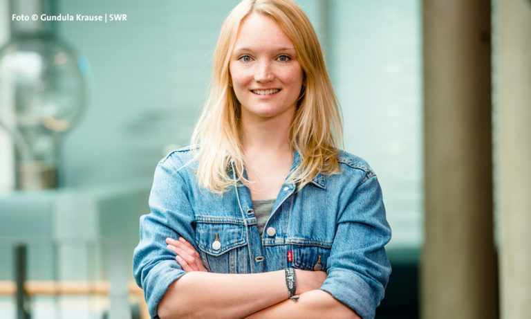 Foto einer jungen Frau im Jeanshemd