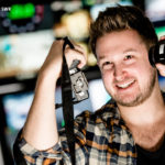 Bild: Junger Mann mit Film-Equipment in der Hand