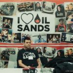 Mann vor einer Posterwand