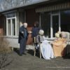 Gruppe älterer Menschen auf einer Terrasse