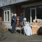 Gruppe älterer Menschen auf einer Terrasse