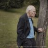 Alter Mann in einem Garten