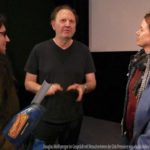 Menschen vor einer Kinoleinwand