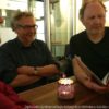 Menschen an einem Tisch