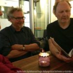 Menschen an einem Tisch