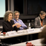 Zwei Frauen und zwei Männer an einem Panel