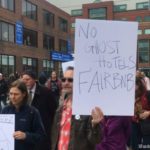 Gruppe von Demonstranten mit Schildern