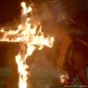 Brennendes Holzkreuz