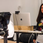 Elisa Reznicek beim Filmen eines Remote Interviews