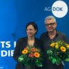 Bild von zwei Personen mit Blumenstrauß