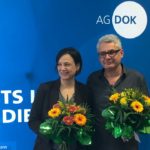 Bild von zwei Personen mit Blumenstrauß
