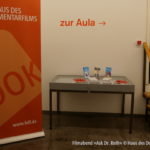 Bild mit HDF-Plakat und Aula-Hinweisschild