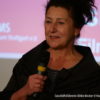 Bild von Frau mit Mikrofon