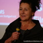 Bild von Frau mit Mikrofon