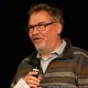 Bild eines Mannes mit Mikrofon