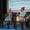 Bild mehrerer Personen auf einer Bühne im Gespräch