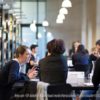 Bild mehrerer Personen am Tisch
