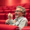 Bild eines Mannes mit Mikrofon im Kinosaal