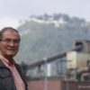 Bild eines Mannes mit Berglanschaft im Hintergrund