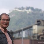 Bild eines Mannes mit Berglanschaft im Hintergrund