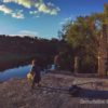 Bild eines Mannes vor einem See hockend