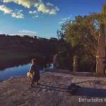 Bild eines Mannes vor einem See hockend