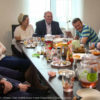 Bild mehrerer Personen am Tisch
