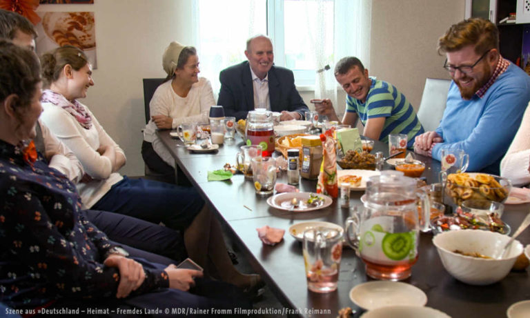 Bild mehrerer Personen am Tisch
