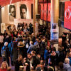 Bild von oben auf ein Foyer mit vielen Menschen beim DOK Fest