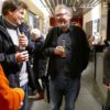 Bild mehrerer stehender Personen mit Flaschen